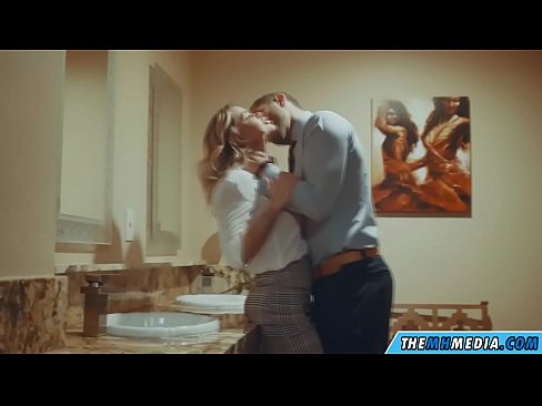 ❤️ Gava ku blondeyek busty we di nav hewşek gelemperî de dixapîne ️❌ Pornoya malê li porno ku.hellporno-com.ru ❌❤
